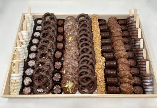 TWISTED SPECIALTY CHOCOLATE & NUT GIFT TRAY - EXTRA LARGE